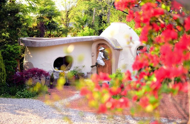 First in japan Earthbag House innEnglish Garden / Isumi Chiba