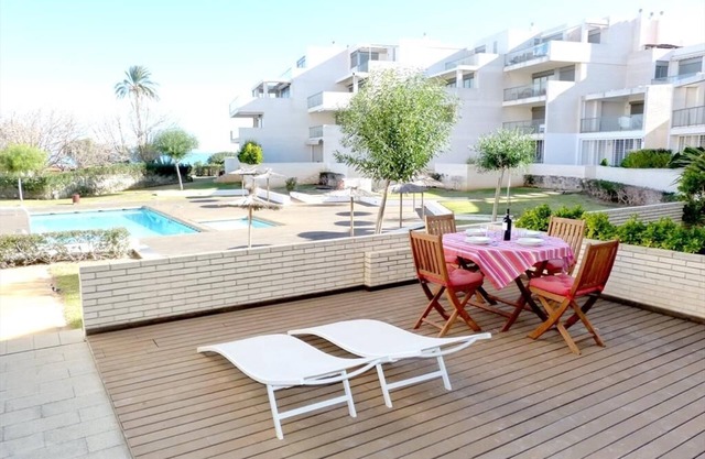 APARTAMENTO EN PRIMERA LÍNEA DE PLAYA CON VISTAS AL MAR. WIFI.
