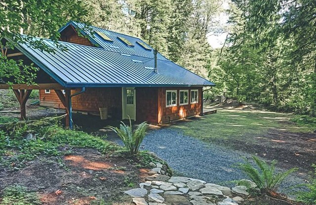 Firwood Cabin - Quiet & serene romantic retreat, hot tub, Dogs Welcome