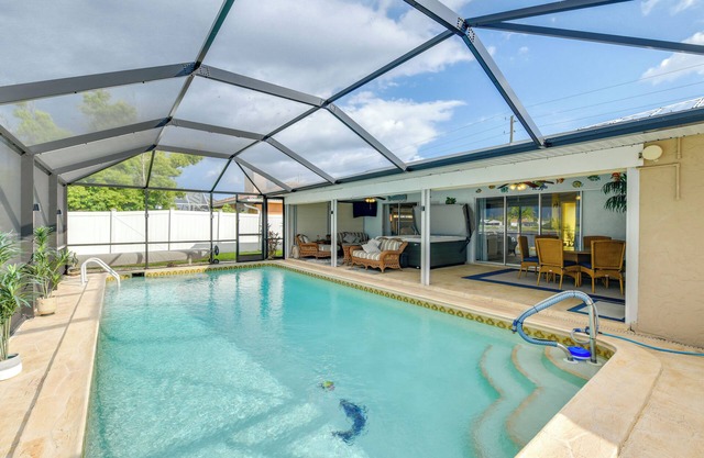 Fish, Swim & Relax: Canal-Front Port Charlotte Gem