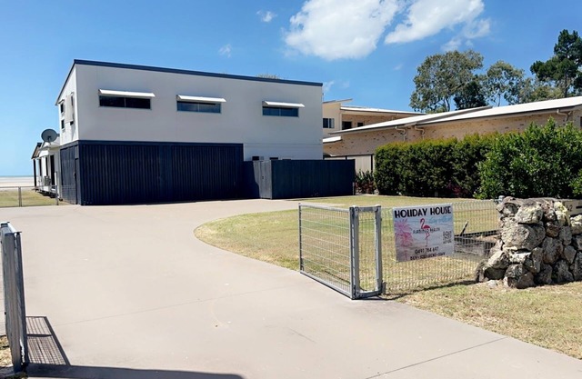 Fish Tales is Back! Absolute Waterfront In Toogoom - Sleeps 12 - Wi-Fi - Pets