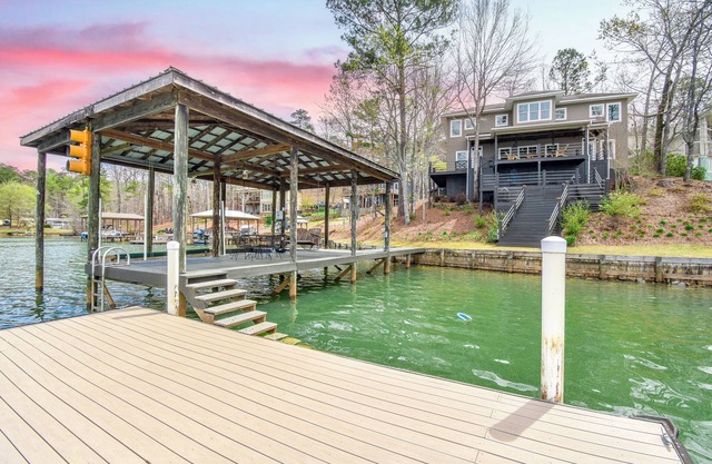 Fishbowl Retreat, Fishbowl Retreat- Large Lakefront Home- Sleeps 10