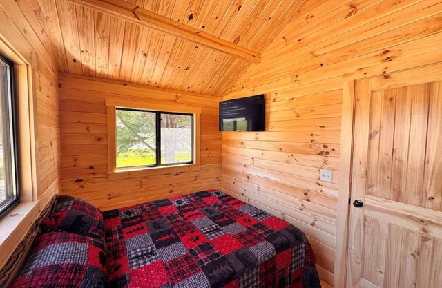 Fishdance Cabin, a Charming 2-bedroom cabin with AC, WiFi in brilliant Ely