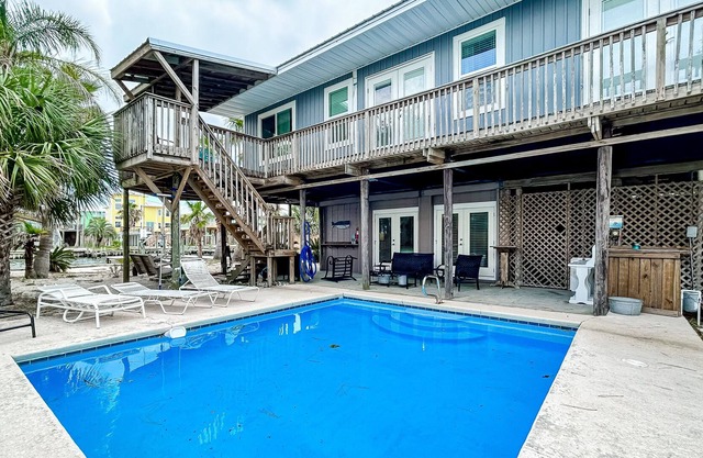 Fisherman friendly home w/ private pool, deck, patio, kitchen, kitchenette, W/D