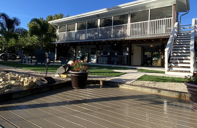 ¡El placer del pescador y del Kayaker! 3 dormitorios, 2 BA casa frente al mar con muelle