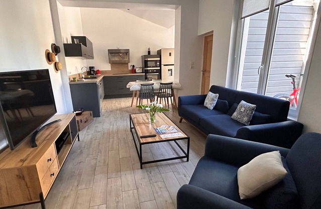 Fisherman's cottage with terrace and parking 30 m from the sea