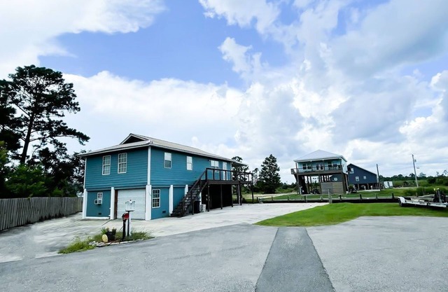 Fisherman's Paradise Camp House with Waterfront 125ft dock!