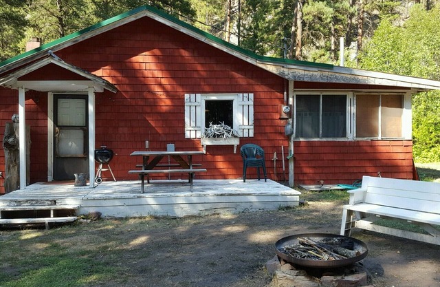 CABINA EN LA FAMILIA DE LA CINTA AZUL corriente de la trucha a 30 minutos de MISSOULA MONTANA