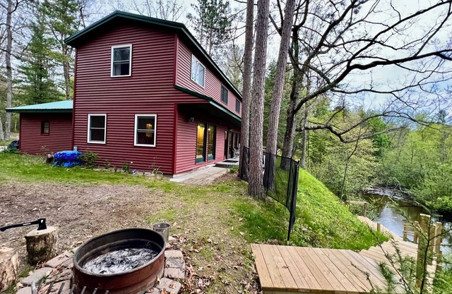 Fishermen's riverside oasis with fishing dock. Pet friendly.