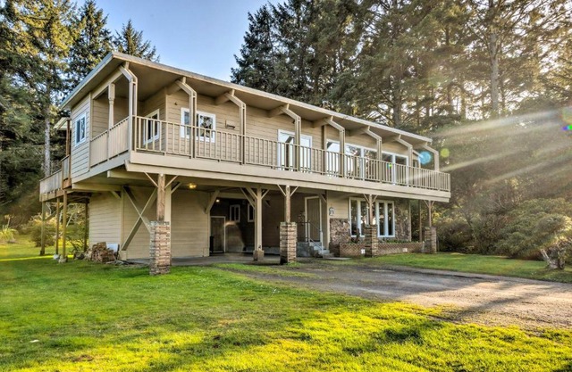 Fishermens Paradise in Coos Bay Walk to Beach!