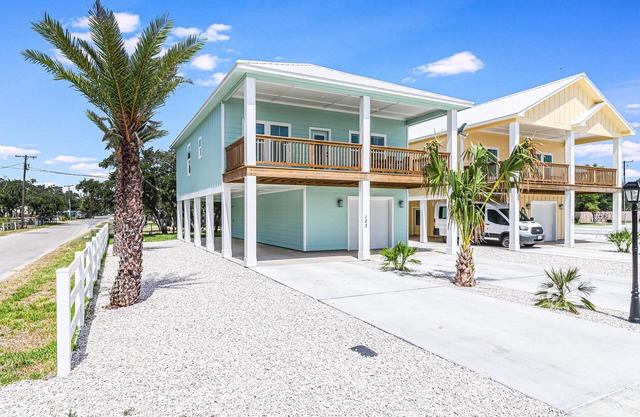 Fishtastic! Waterfront,Community Pool,Walk to Bars, Restaurants and Pier!