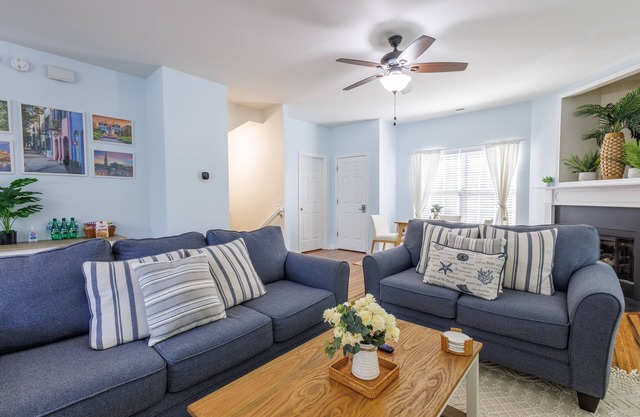 Fit & Coasty - 2bd w/ Firepit, Workspace & Indoor Gym. 15 mins to Downtown!