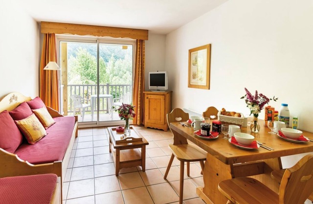 Fitness, piscina, sauna, hammam, terraza, balcón, parking, tv, local para esquís, 65m²