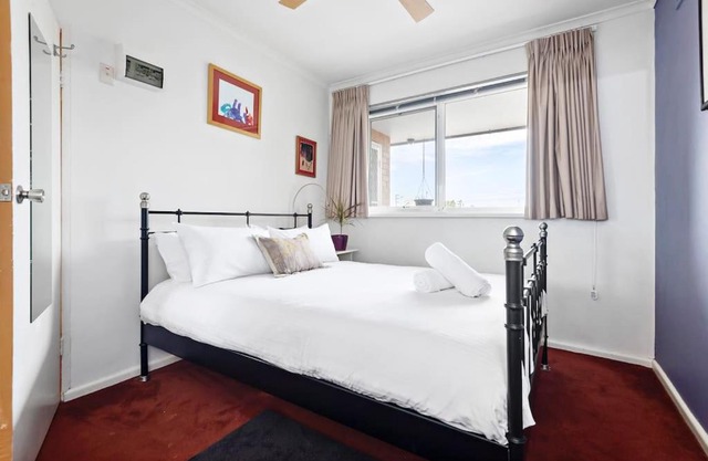 Fitzroy meets Clifton Hill at this Cosy Retreat