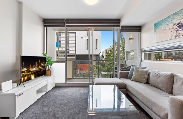 Fitzroy North 1-Bed with Balcony by Edinburgh Park
