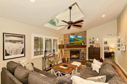 Fitzy's Fir Lodge - Fun For the Whole Family, Dogs Welcome, Jacuzzi Tub
