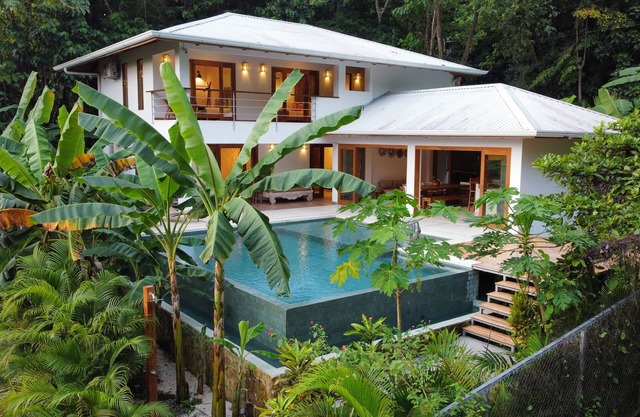 Five Bedroom House! Walk to the Beach. 5 min drive to Santa Teresa! AC - WiFi