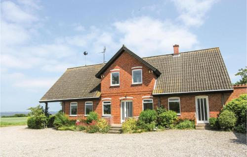 Five-Bedroom Holiday Home In Humble