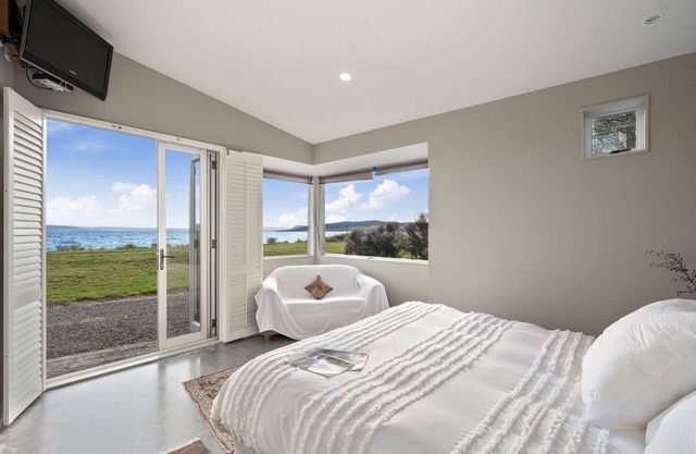 FIVE MILE BLISS - LAKE TAUPO HOLIDAY HOME in Five Mile Bay
