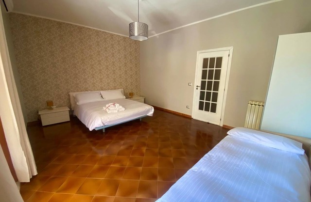 Five minutes from the excavations of Pompeii, family apartment with parking space.