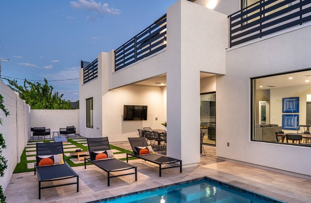 FIVE ON 5TH - POOL & CAMELBACK MOUNTAIN VIEWS