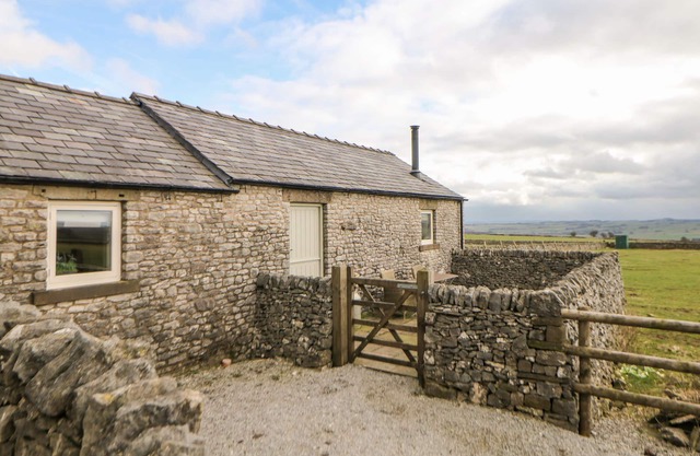 FIVE WELLS BARN, romantic, luxury holiday cottage in Chelmorton