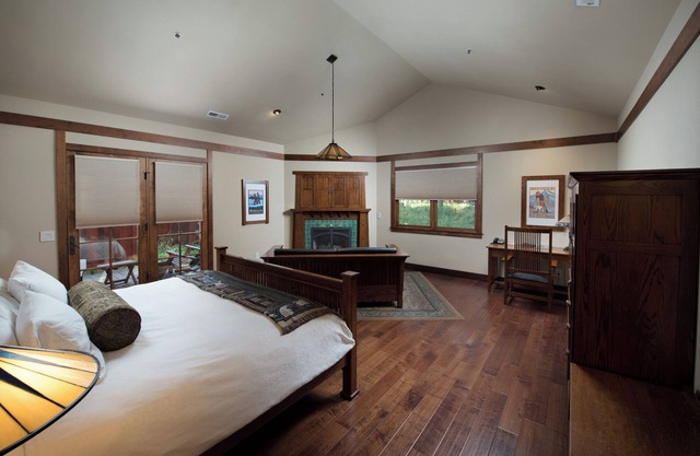 Classic Cabin at FivePine Lodge