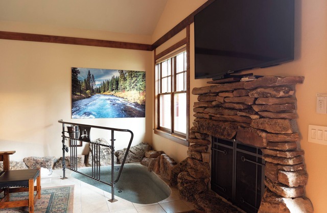 FivePine Lodge & Cabins - Romance Cabin