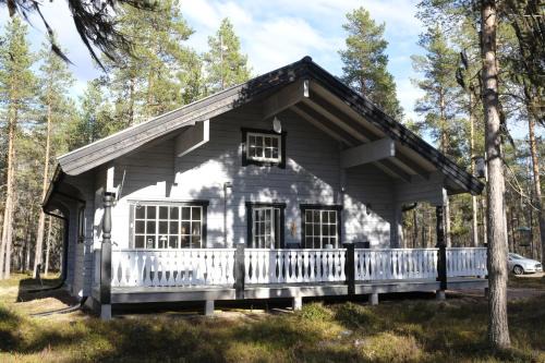 Fjällstuga i avskildhet med elbilsladdare