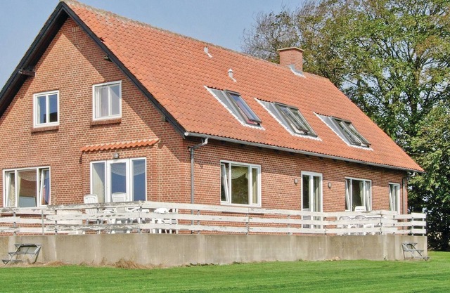 Alojamiento de 10 habitaciones en Karby