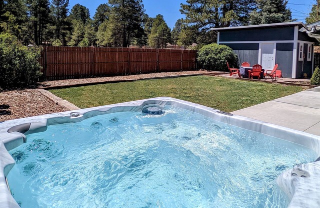 Flagstaff getaway! Dog Friendly, No Fee - Hot Tub - Fire Pit - Central A/C