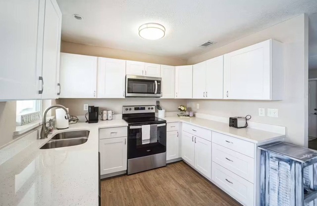 Flamingo 3BR Retreat |Pool |Backyard |BBQ Grill