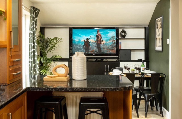 Flamingo Retreat - delightful home with private parking