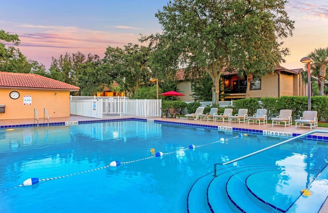 Condo cómodo con piscina al aire libre compleja, WiFi, área de juegos y mucho más.