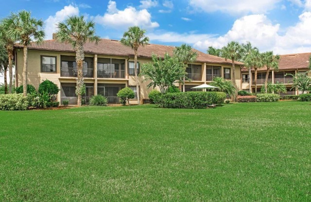 Condominio familiar con piscina al aire libre compleja, WiFi, área de juegos y más.