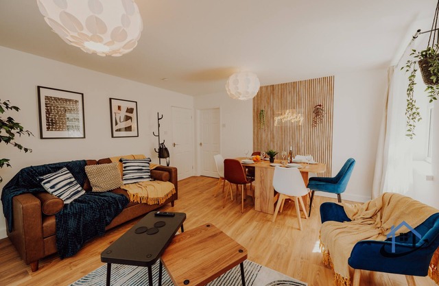 FLAT 5 - Ground floor 2 bed apartment free parking sleeps 6