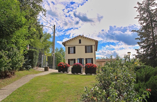 Apartamento en Piticchio con Piscina y Vistas