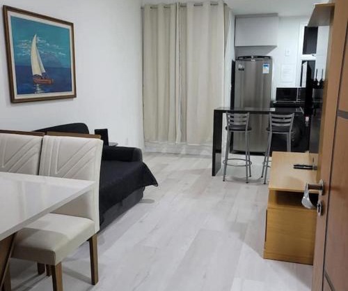 Flat recém-reformado e bem localizado