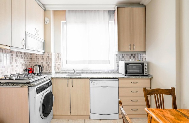 Flat w Balcony 12 min to Hadrian Gates