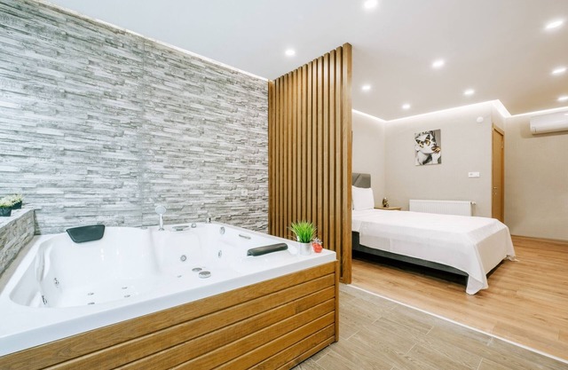 Flat w Jacuzzi 2 min to Metro, Near Marmara Park