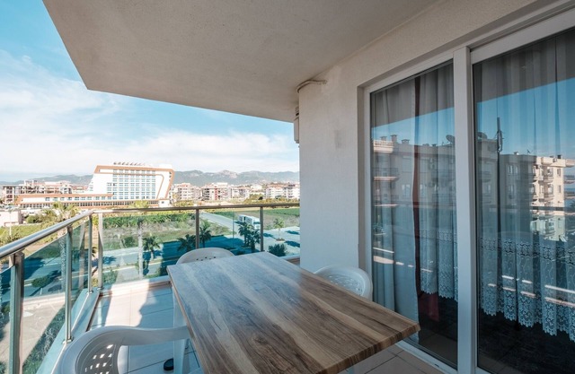 Flat w Pool and Sea-view Balcony, 1 min to Beach
