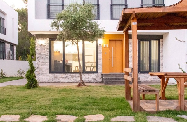 Flat w Spacious Garden 5 min to Beach in Milas
