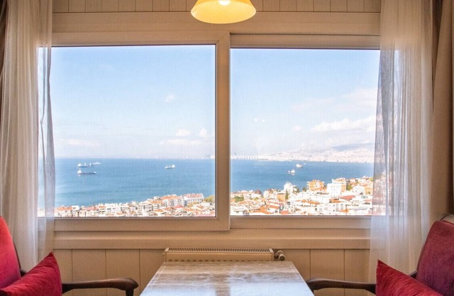 Flat with Mesmerizing Sea View in Konak