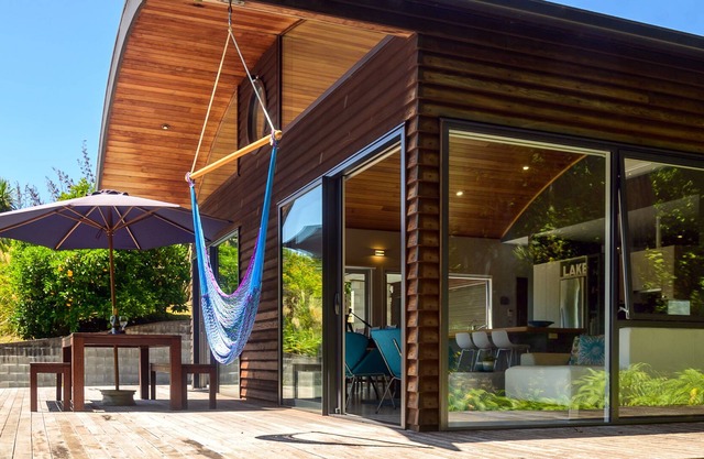 FlaxWater Bach - Lake Tarawera Holiday Home