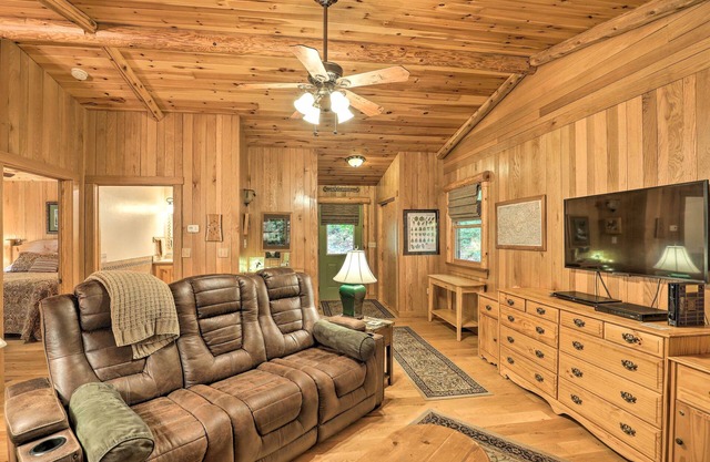 Fletcher Cabin: Wraparound Deck & Pond Access