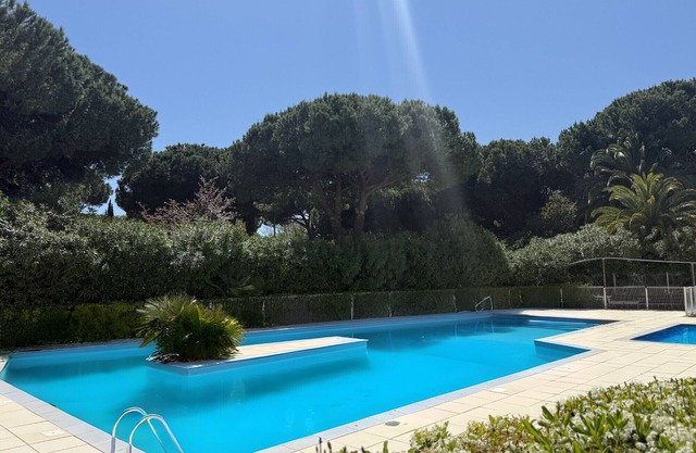 Fleurie 1, renovate with taste this charming ground floor with swimming pool and parking