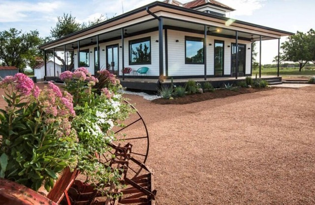 Flex Farmhouse - F1 - Airport - Tesla - Bastrop. Glamping Options