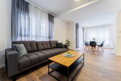 Flex SelfCheckIns 98 - Zagreb - 2 Bedrooms - Parking - Loggia