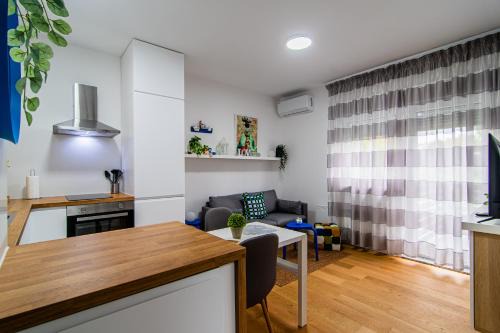 Flexible SelfCheckIns 110 - Zagreb - Private Parking - Loggia