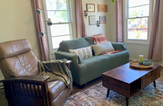 Flexible Stay, Covered Parking, Workspace, King Bed, Pet-Friendly, W&D